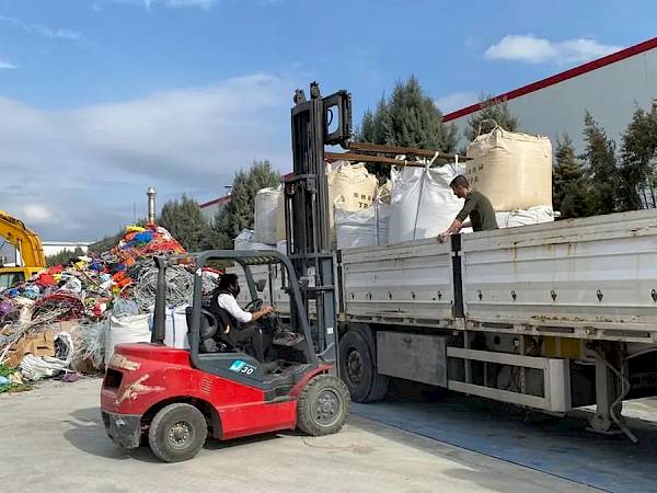 Forkliftle kamyona hurda yüklemesi yapılan tesis sahası