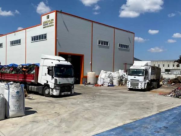 Tesis sahasında yükleme bekleyen kamyonlar