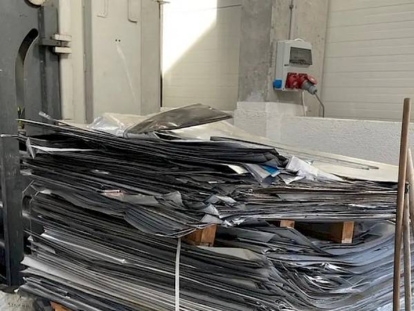 Depoda istiflenmiş metal levhalar