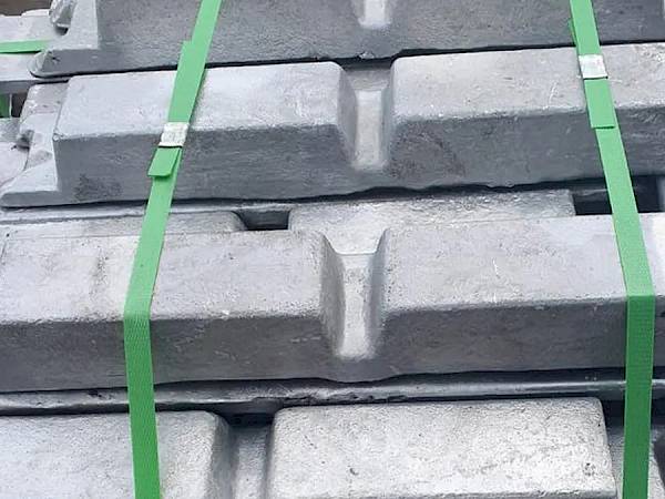 Sevkiyata hazır alüminyum külçe istifi