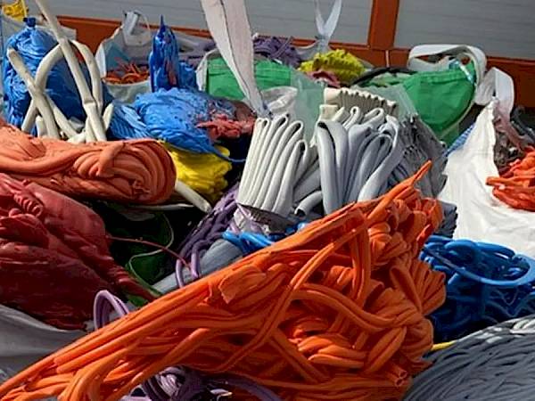 Renklerine göre ayrılmış hurda kablo demetleri