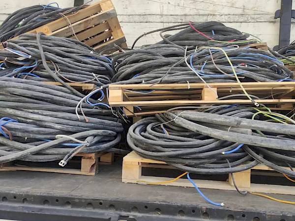 Paletler üzerinde toplanmış hurda kablolar
