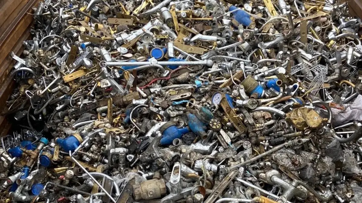 Ayrıştırılmak üzere toplanmış karışık metal hurda yığını — Velimeşe OSB’deki tesisimizden.